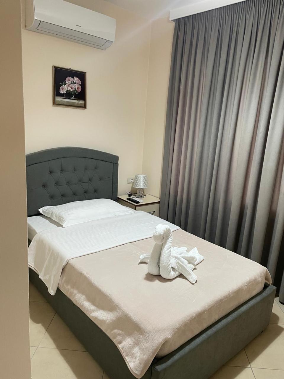 R Hotel Corovode Экстерьер фото
