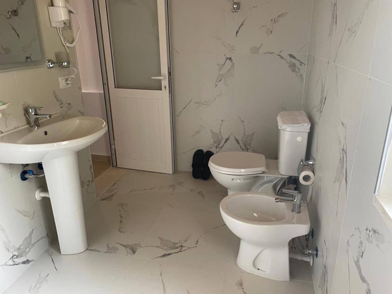 R Hotel Corovode Экстерьер фото